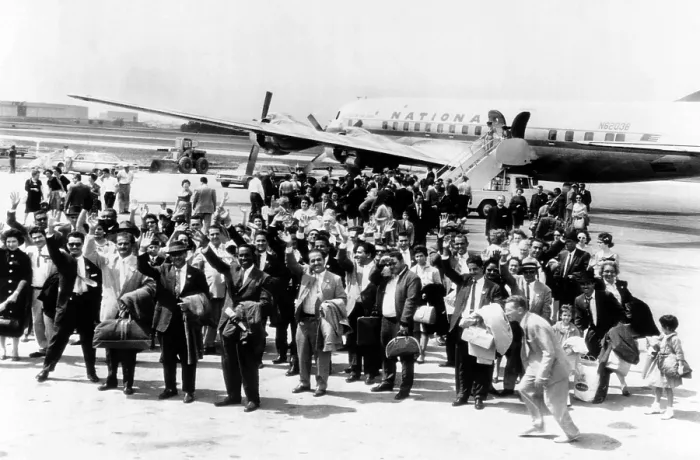 Framed Print : Cuban refugee families arrive at Chicago's O'Hare field from Miami Framed Print : Cuban refugee families arrive at Chicago's O'Hare field from Miami