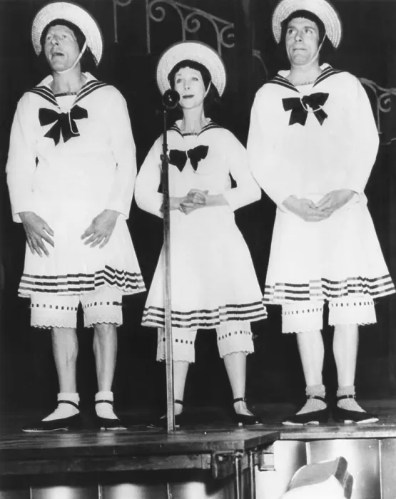 Framed Print : Danny Kaye (left), Vivien Leigh and Laurence Olivier, at a benefit for late Sid Field's family