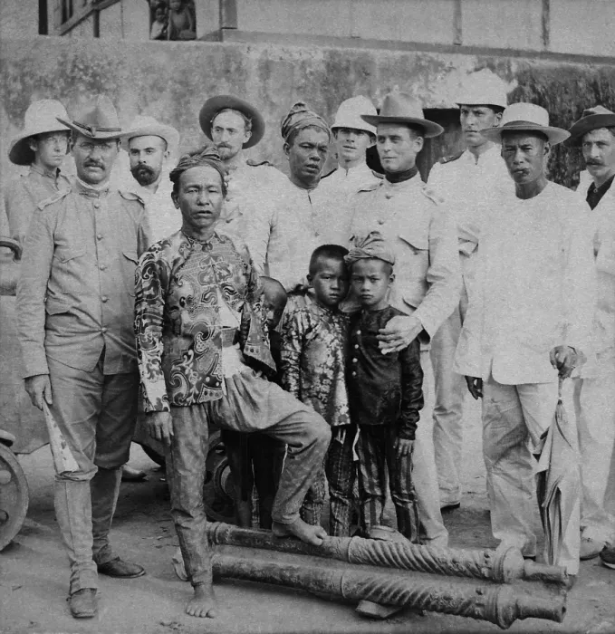 Framed Print : Datu Piang, chief of 10, 000 followers in the Colabato hills of Mindanao, Philippine Islands, with American Officers. Ca. 1899-1900