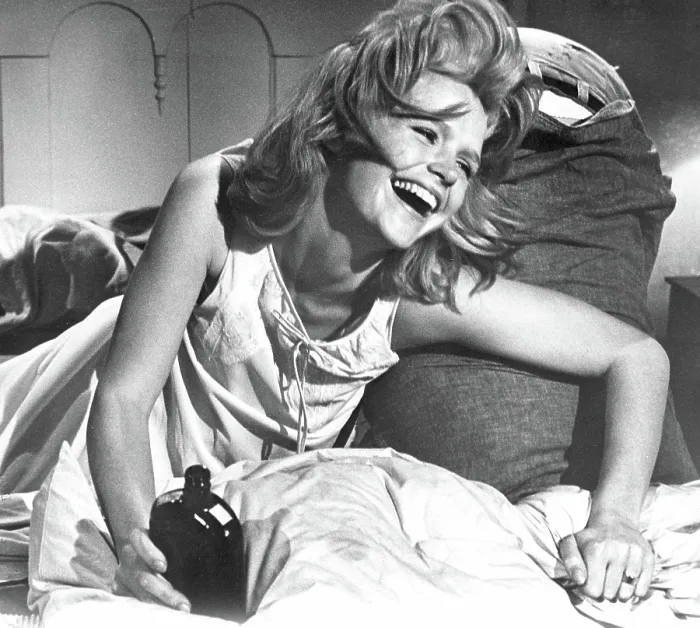Framed Print : DAYS OF WINE AND ROSES, Lee Remick, 1962, drunk and happy