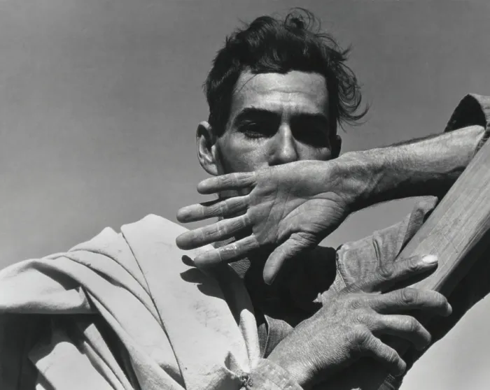 Framed Print : Depression era migrant cotton picker, Arizona, Nov. 1940. His cotton sack is slung over his shoulder as he rests before returning to work in the field