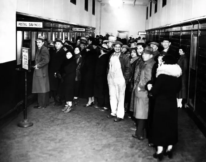 Framed Print : Detroit businessmen seeking cash to carry on business at the Post Office during the bank holiday Framed Print : Detroit businessmen seeking cash to carry on business at the Post Office during the bank holiday
