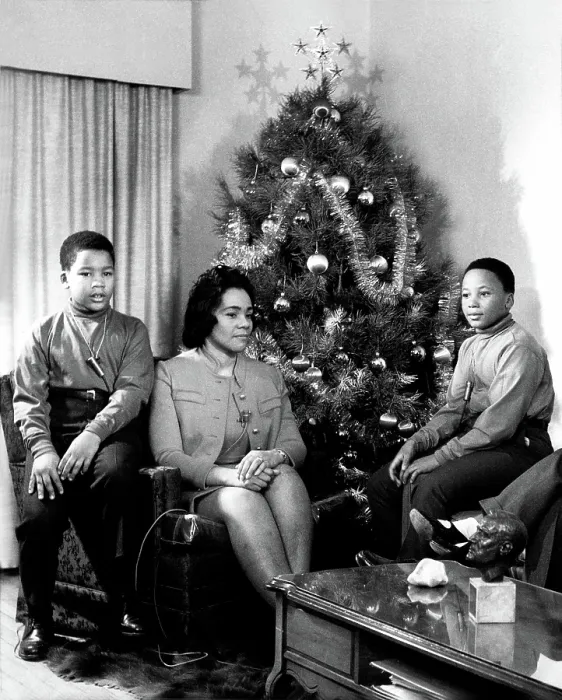 Framed Print : Dexter King, Coretta Scott King, Martin Luther King III prepare for their first Christmas after the assassination of Martin Luther King Jr. 12 / 23 / 68 Framed Print : Dexter King, Coretta Scott King, Martin Luther King III prepare for their first Christmas after the assassination of Martin Luther King Jr. 12 / 23 / 68