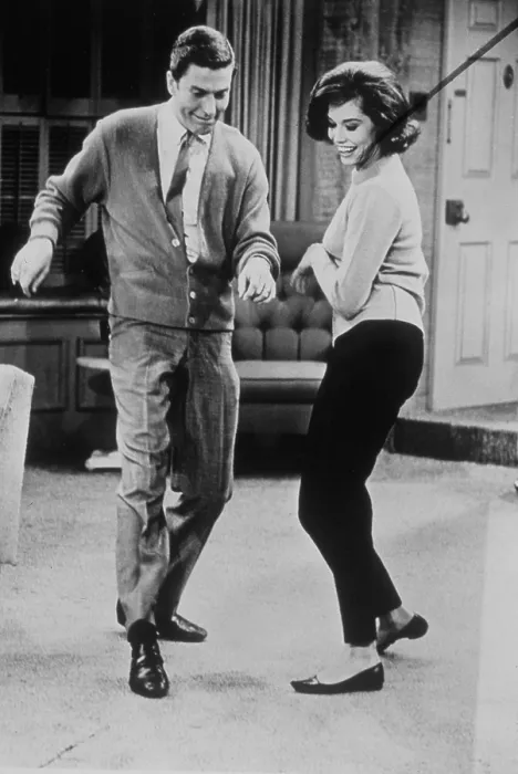Framed Print : THE DICK VAN DYKE SHOW, Dick Van Dyke, Mary Tyler Moore, dancing, 1961-1966