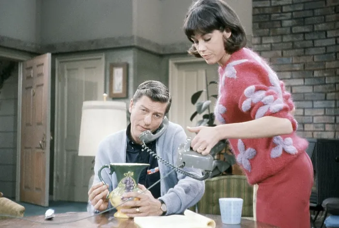Framed Print : THE DICK VAN DYKE SHOW, from left: Dick Van Dyke, Mary Tyler Moore, (1965), 1961-1966