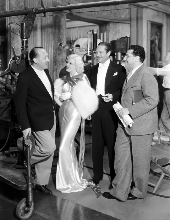 Framed Print : DINNER AT EIGHT, from left: director Edmund Goulding visiting the set, Jean Harlow, Edmund Lowe, director George Cukor, 1933
