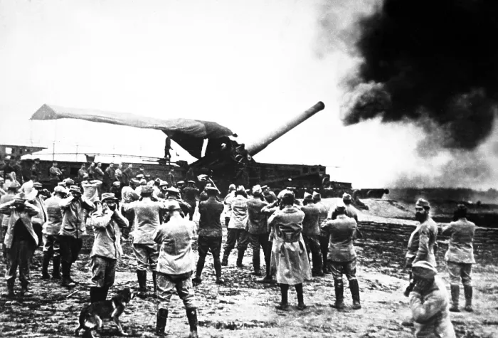 Framed Print : Discharge of a huge French World War I cannon as the projectile left for the German lines. The gunners have stuffed their fingers into their ears to protect them from the noise Framed Print : Discharge of a huge French World War I cannon as the projectile left for the German lines. The gunners have stuffed their fingers into their ears to protect them from the noise