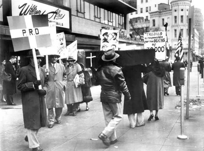 Framed Print : Dominican pickets demonstrated against the visit of Dictator Rafael Trujillo to U.S. Jan. 11, 1953. They carry a black coffin and signs near the Mayflower Hotel, Washington, D.C