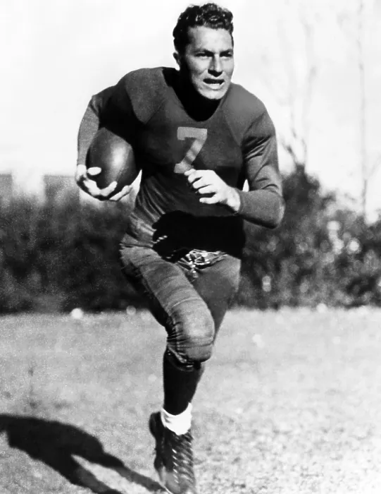Framed Print : Don Hutson, Alabama end from 1932-1934. ca. 1930s.Courtesy: CSU Archives / Everett Collection Framed Print : Don Hutson, Alabama end from 1932-1934. ca. 1930s.Courtesy: CSU Archives / Everett Collection