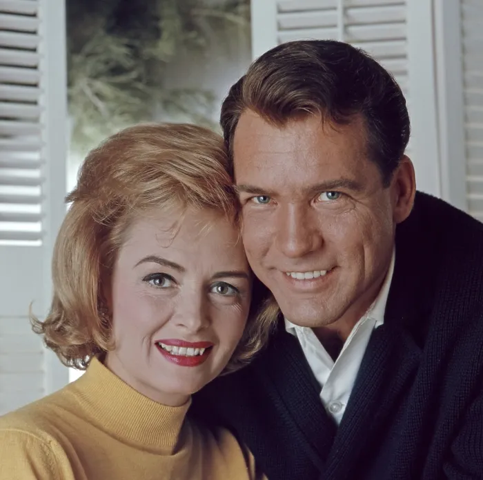 Framed Print : DONNA REED SHOW, from left: Donna Reed, Carl Betz (Dec 18, 1962), 1958-1966