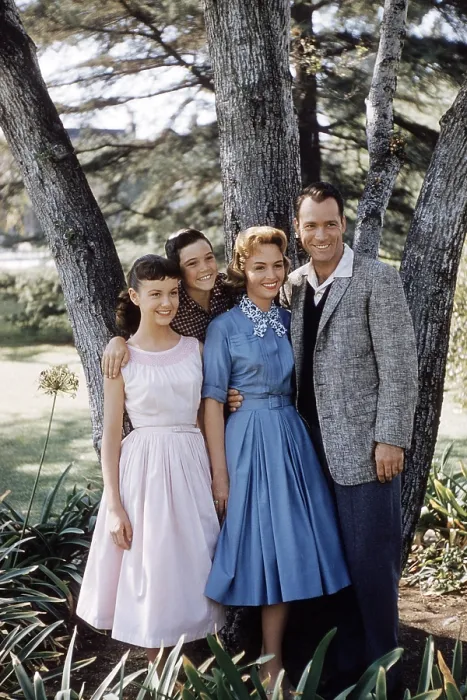 Framed Print : THE DONNA REED SHOW, from left: Shelley Fabares, Paul Petersen, Donna Reed, Carl Betz, (1960), 1958-1966