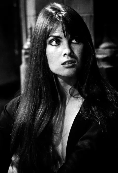 Framed Print : DRACULA A.D. 1972 Caroline Munro, 1972 dracula-ad1972-fsc06(dracula-ad1972-fsc06)