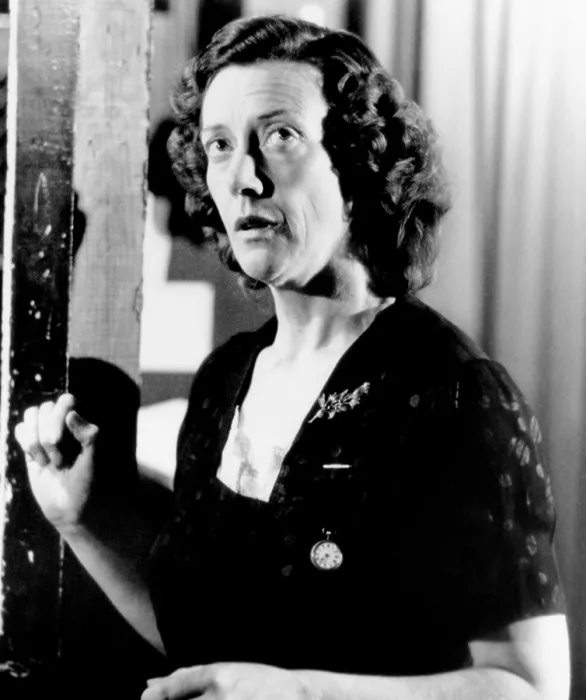 Framed Print : THE DRESSER, Eileen Atkins, 1983, Columbia / courtesy Everett Collection