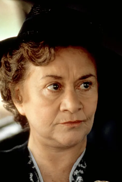 Framed Print : THE DRESSMAKER, Joan Plowright, 1988, (c)Euro-American Pictures / courtesy Everett Collection