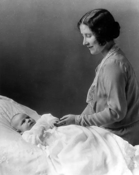 Framed Print : The Duchess of York, later the Queen Mother, with her new daughter Margaret, 1930. Courtesy: CSU Archives  /  Everett Collection