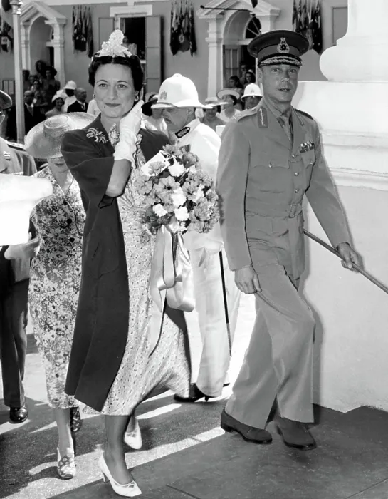 Framed Print : Duke and Duchess of windsor entering the government building in Nassau, 8 / 18 / 40. Courtesy: CSU Archives  /  Everett Collection