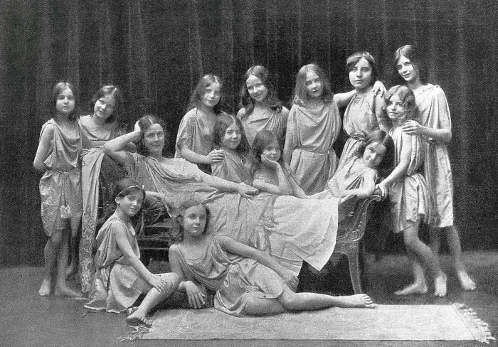 Framed Print : DUNCAN, Isadora (1878-1927). Isadora Duncan with her pupils of the School of Dance. Photography by Paul Berger (1909). AISA / Everett Collection**US SALES ONLY** Framed Print : DUNCAN, Isadora (1878-1927). Isadora Duncan with her pupils of the School of Dance. Photography by Paul Berger (1909). AISA / Everett Collection**US SALES ONLY**