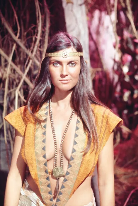 Framed Print : AT THE EARTH'S CORE, Caroline Munro, 1976 5017743(5017743) Framed Print : AT THE EARTH'S CORE, Caroline Munro, 1976 5017743(5017743)
