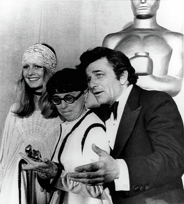 Framed Print : EDITH HEAD (center), flanked by Twiggy and Peter Falk as she accepts the Oscar for Best Achievement in Costume Design. 4 / 2 / 74.. Courtesy: CSU Archives  /  Everett Collection