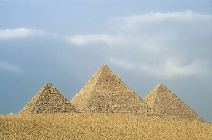 Framed Print : EGYPT. GIZA. Giza. Pyramids of Khufu, Khafre and Menkaure. Egyptian art. Old Kingdom. Architecture. AISA / Everett Collection**US SALES ONLY**