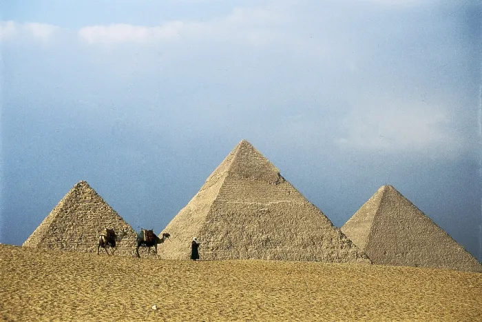 Framed Print : EGYPT. GIZA. Giza. Pyramids of Khufu, Khafre and Menkaure. Egyptian art. Old Kingdom. Architecture. AISA / Everett Collection**US SALES ONLY** Framed Print : EGYPT. GIZA. Giza. Pyramids of Khufu, Khafre and Menkaure. Egyptian art. Old Kingdom. Architecture. AISA / Everett Collection**US SALES ONLY**