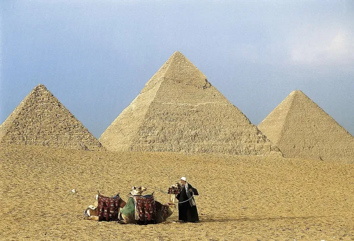 Framed Print : EGYPT. GIZA. Giza. Pyramids of Khufu, Khafre and Menkaure. Egyptian art. Old Kingdom. Architecture. AISA / Everett Collection**US SALES ONLY**