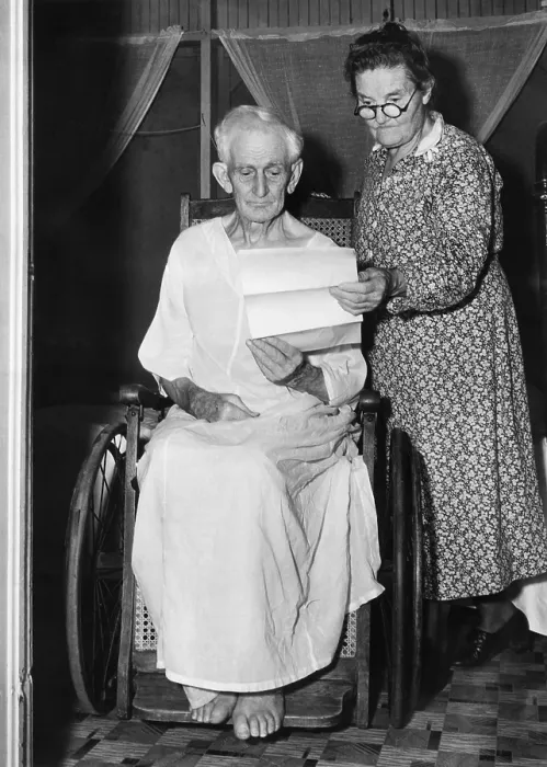 Framed Print : Elderly father and mother of the convicted Phoenix Trunk Murderess, Oct. 26, 1939 Framed Print : Elderly father and mother of the convicted Phoenix Trunk Murderess, Oct. 26, 1939