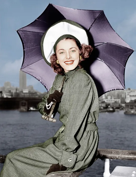 Framed Print : Eleanor Parker sports a new English umbrella as she arrive in N.Y. about the Queen Elizabeth, June 1948