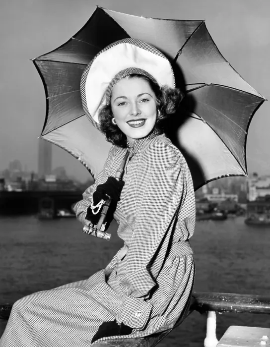 Framed Print : Eleanor Parker sports a new English umbrella as she arrives in N.Y. aboard the Queen Elizabeth, June 1948