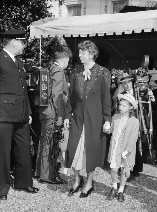 Framed Print : Eleanor Roosevelt with Diana Hopkins, child of widowed Harry Hopkins. April 10, 1939 Framed Print : Eleanor Roosevelt with Diana Hopkins, child of widowed Harry Hopkins. April 10, 1939