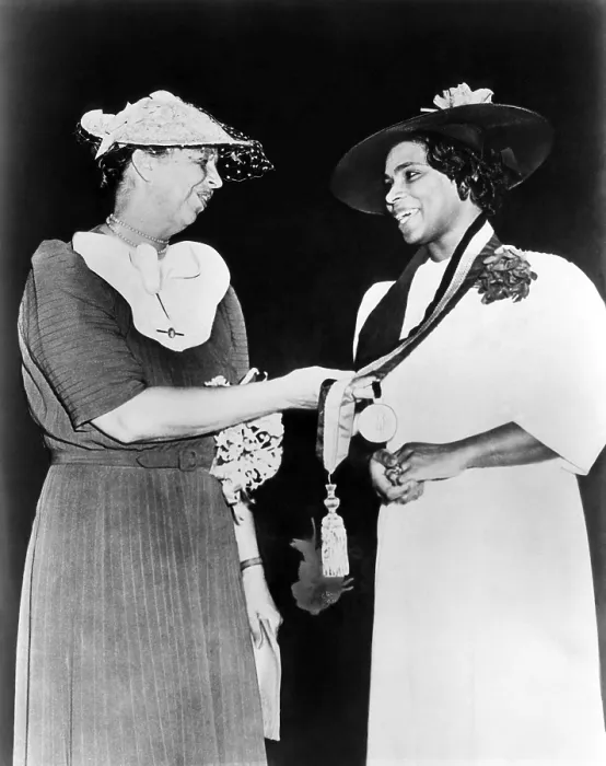 Framed Print : Eleanor Roosevelt gives singer Marian Anderson the Springarn Medal, an NAACP award for outstanding achievement by a black American, 1939. Courtesy: CSU Archives / Everett Collection Framed Print : Eleanor Roosevelt gives singer Marian Anderson the Springarn Medal, an NAACP award for outstanding achievement by a black American, 1939. Courtesy: CSU Archives / Everett Collection