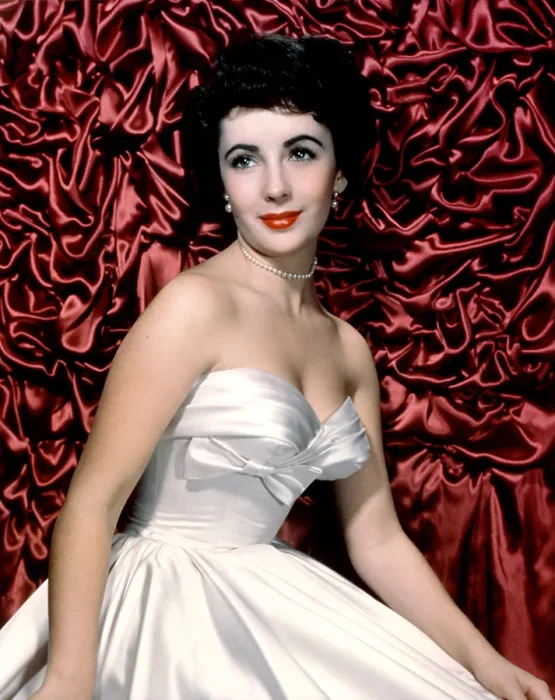 Framed Print : Elizabeth Taylor, early 1950s Framed Print : Elizabeth Taylor, early 1950s
