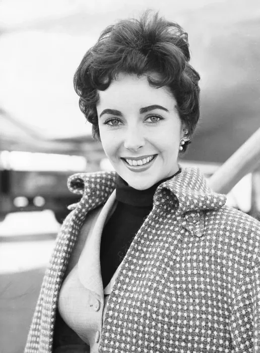 Framed Print : Elizabeth Taylor, at London Airport en route to Rome, November 4, 1953 Framed Print : Elizabeth Taylor, at London Airport en route to Rome, November 4, 1953