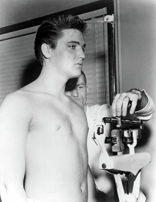 Framed Print : ELVIS PRESLEY gets his Army inductee medical exam, 1958 Framed Print : ELVIS PRESLEY gets his Army inductee medical exam, 1958