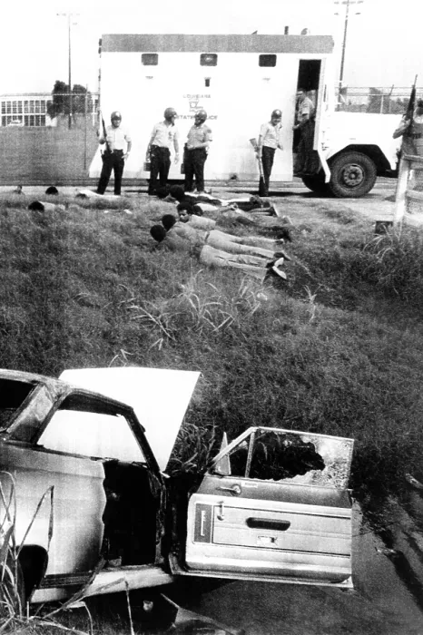 Framed Print : End of an hour gun battle between New Orleans Police and Black Panthers. A dozen African Americans were arrested in the Desire Project in the 9th Ward of New Orleans. Sept