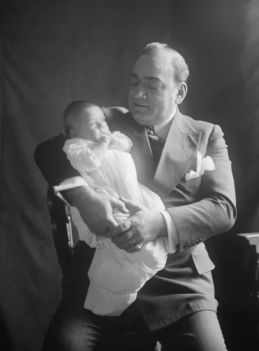 Framed Print : Enrico Caruso (1873-1921), holding his baby daughter, Gloria. 1919