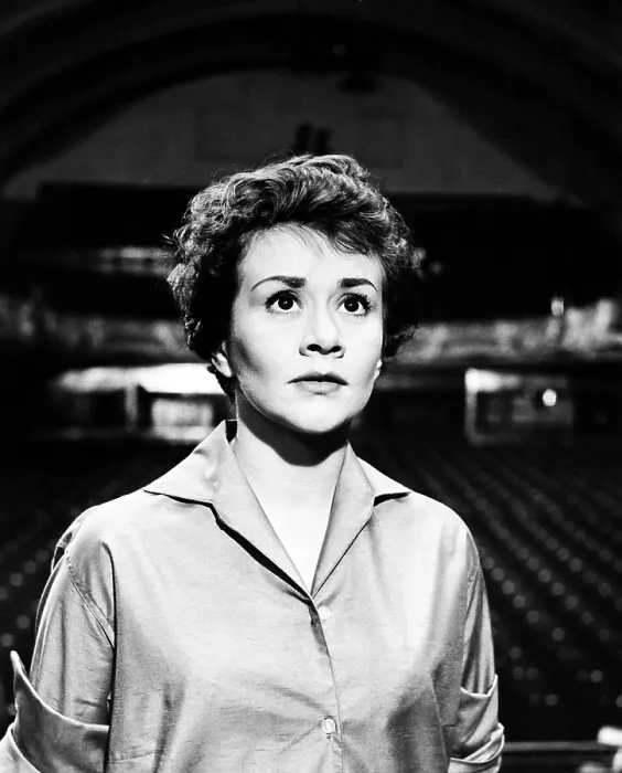 Framed Print : THE ENTERTAINER, Joan Plowright, 1960