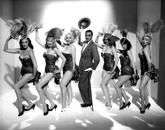 Framed Print : THE ENTERTAINER, Laurence Olivier (center), 1960 Framed Print : THE ENTERTAINER, Laurence Olivier (center), 1960