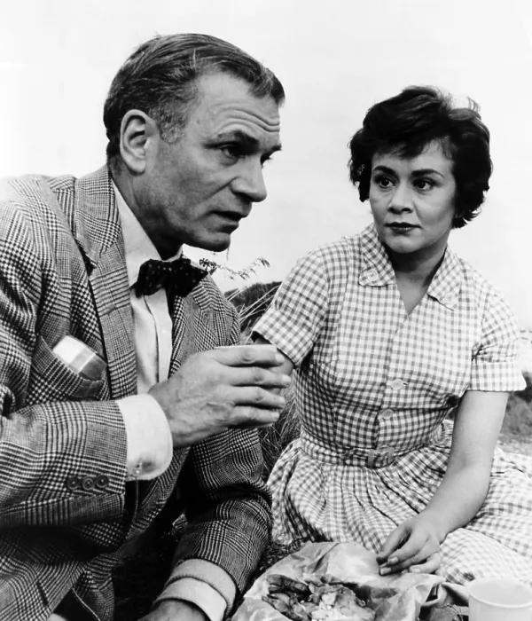 Framed Print : THE ENTERTAINER, Laurence Olivier, Joan Plowright, 1960 Framed Print : THE ENTERTAINER, Laurence Olivier, Joan Plowright, 1960