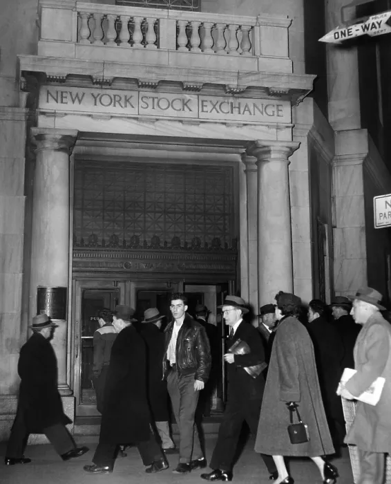 Framed Print : Entrance of the New York Stock Exchange. Jan. 21, 1955. (CSU_ALPHA_1143) CSU Archives / Everett Collection Framed Print : Entrance of the New York Stock Exchange. Jan. 21, 1955. (CSU_ALPHA_1143) CSU Archives / Everett Collection
