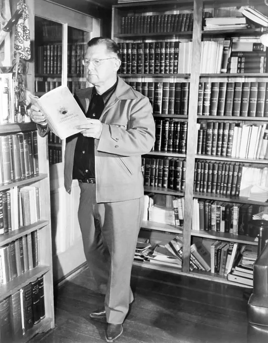 Framed Print : Erle Stanley Gardner, 1889-1970, based over eighty novels on his lawyer-detective character, Perry Mason. Ca. 1950 Framed Print : Erle Stanley Gardner, 1889-1970, based over eighty novels on his lawyer-detective character, Perry Mason. Ca. 1950