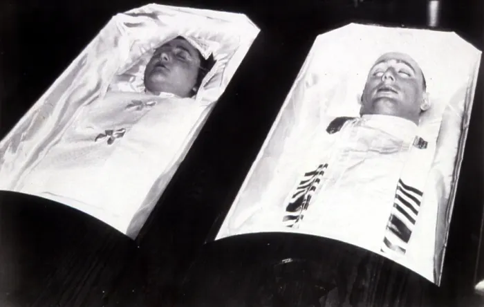 Framed Print : Ethel & Julius Rosenberg lying in state after execution, 1953. Courtesy: CSU Archives / Everett Collection Framed Print : Ethel & Julius Rosenberg lying in state after execution, 1953. Courtesy: CSU Archives / Everett Collection
