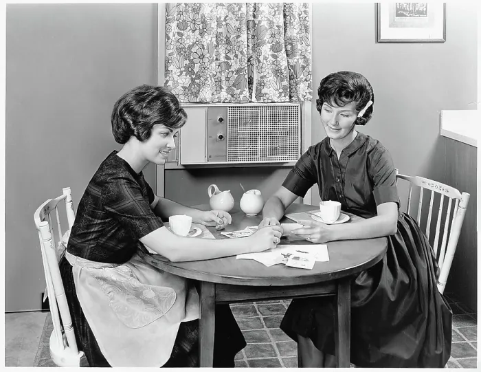 Framed Print : EV1074 - CATCHING UP. Courtesy: CSU Archives  /  Everett Collection