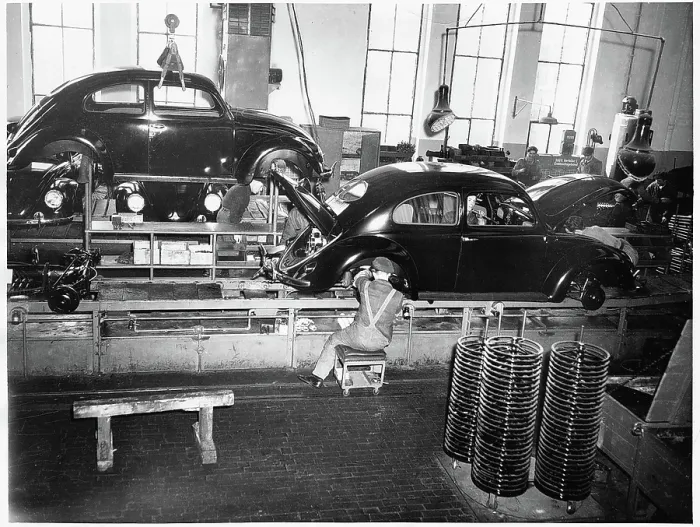 Framed Print : EV1587 - ASSEMBLY LINE, . Courtesy: CSU Archives  /  Everett Collection