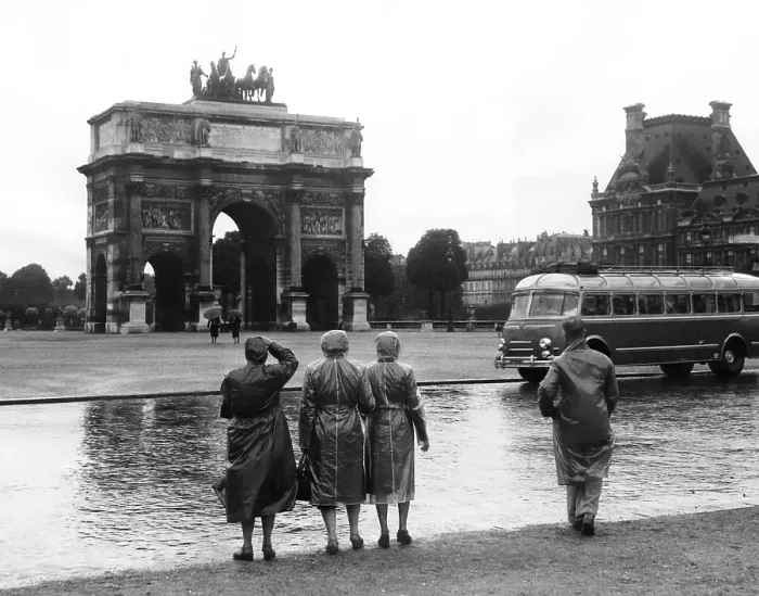 Framed Print : EV1976 - Tourists viewing the Arc de Triophe du Carrousel at the Tuileries Gardens, July 15, 1953. Courtesy: CSU Archives  /  Everett Collection