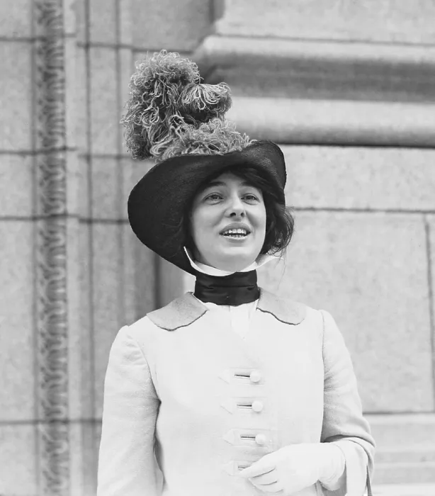 Framed Print : Evelyn Nesbit Thaw (1884-1967), smiling while posing for photographers during her husband, Harry Thaw's, murder trial Framed Print : Evelyn Nesbit Thaw (1884-1967), smiling while posing for photographers during her husband, Harry Thaw's, murder trial