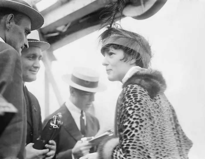 Framed Print : Evelyn Nesbit Thaw (1884-1967), talking with several men, probably reporters, Ca. 1906-10. Nesbit was portrayed by Elizabeth McGovern in RAGTIME, 1981