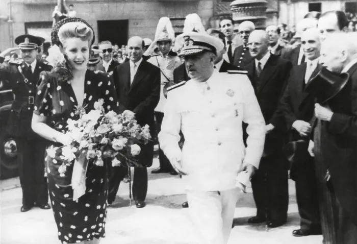 Framed Print : Evita Peron in Barcelona, Spain. June 1947. - (BSLOC_2014_17_67) Framed Print : Evita Peron in Barcelona, Spain. June 1947. - (BSLOC_2014_17_67)