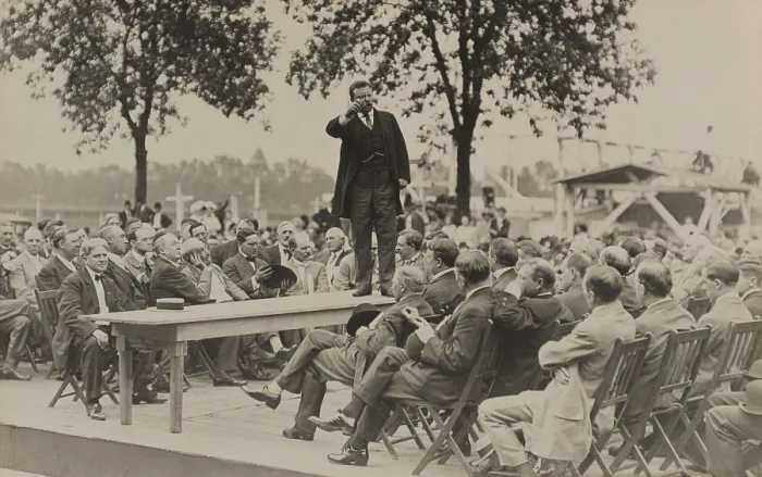 Framed Print : Ex-President Theodore Roosevelt with two reporters in Herkimer, upstate New York. On Aug. 23, 1910, told the reporters, The Old Guard must not rule and If they want a fight Framed Print : Ex-President Theodore Roosevelt with two reporters in Herkimer, upstate New York. On Aug. 23, 1910, told the reporters, The Old Guard must not rule and If they want a fight