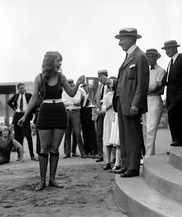 Framed Print : Excited winner of 1922 beach beauty contest receives her trophy in Washington, D.C